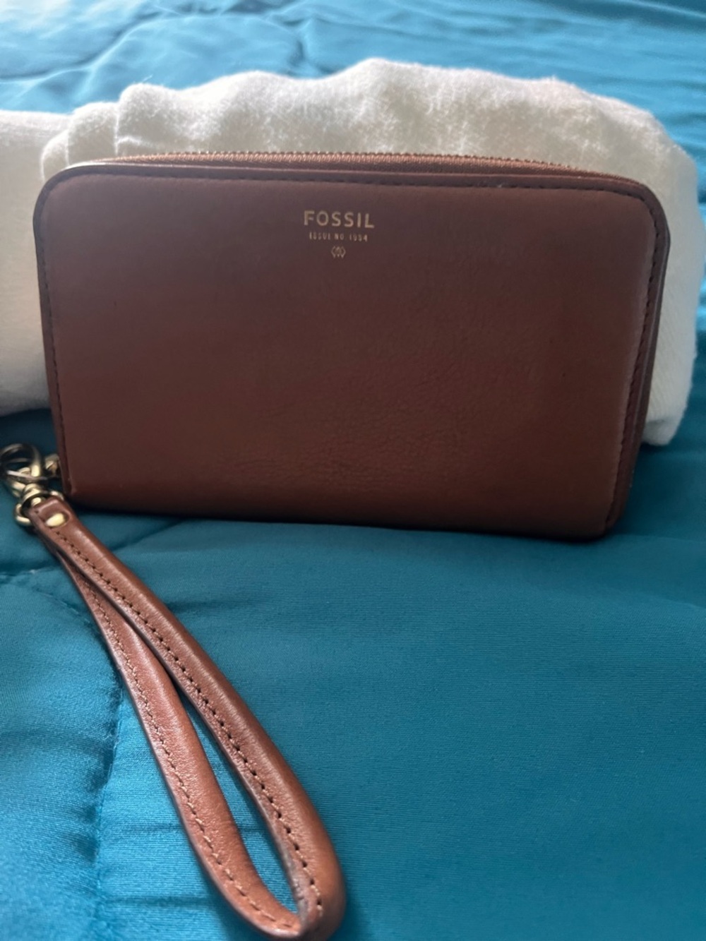 Fossil Chestnut Zip Wristlet and a no brand leather wristlet. a 2 for 1 deal👜